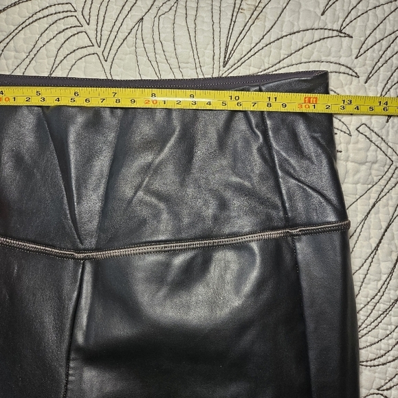 EUC Athleta All Over Gleam Tight Faux Leather Leggings Tight Black Xsmall - Picture 10 of 13